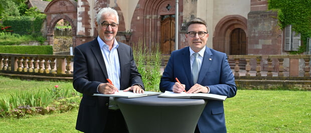 Bernhard Mosandl (links) und Landrat Christoph Schauder unterzeichnen den Vertrag: Ab 1. Juli ist Bernhard Mosandl neuer Geschäftsführer der Tourimia-Tourismus GmbH. 